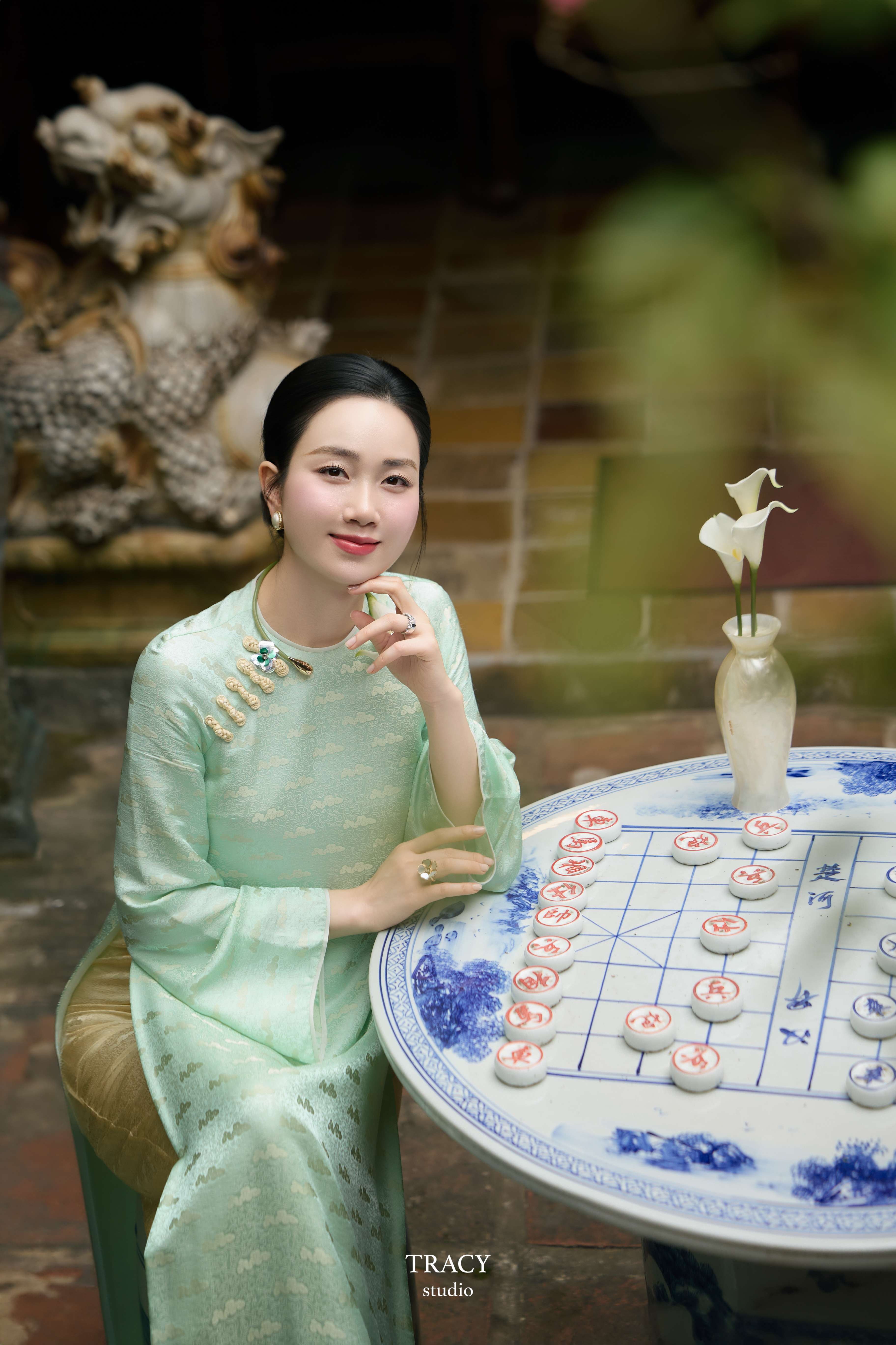 frontend/img/gallery/anh-tet-yem-ao-dai/tracy-studio-chup-chi-lan-huong (1).jpg